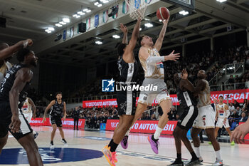 2024-10-05 - Penetration of Davide Casarin of Umana Reyer Venezia during the match between Dolomiti Energia Trentino and Umana Reyer Venezia, regular season of LBA UnipolSai A1 Italian Basketball Championship 2024/2025 at il T Quotidiano Arena on October 5, 2024, Trento, Italy. - DOLOMITI ENERGIA TRENTINO VS UMANA REYER VENEZIA - ITALIAN SERIE A - BASKETBALL