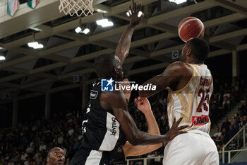 2024-10-05 - Aamir Simms of Umana Reyer Venezia in action during the match between Dolomiti Energia Trentino and Umana Reyer Venezia, regular season of LBA UnipolSai A1 Italian Basketball Championship 2024/2025 at il T Quotidiano Arena on October 5, 2024, Trento, Italy. - DOLOMITI ENERGIA TRENTINO VS UMANA REYER VENEZIA - ITALIAN SERIE A - BASKETBALL