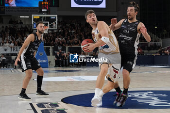 2024-10-05 - Penetration of Juan Fernandez of Umana Reyer Venezia during the match between Dolomiti Energia Trentino and Umana Reyer Venezia, regular season of LBA UnipolSai A1 Italian Basketball Championship 2024/2025 at il T Quotidiano Arena on October 5, 2024, Trento, Italy. - DOLOMITI ENERGIA TRENTINO VS UMANA REYER VENEZIA - ITALIAN SERIE A - BASKETBALL