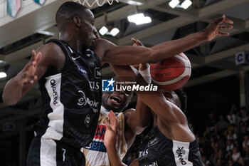 2024-10-05 - Mfiondu Kabengele of Umana Reyer Venezia fight under the basket during the match between Dolomiti Energia Trentino and Umana Reyer Venezia, regular season of LBA UnipolSai A1 Italian Basketball Championship 2024/2025 at il T Quotidiano Arena on October 5, 2024, Trento, Italy. - DOLOMITI ENERGIA TRENTINO VS UMANA REYER VENEZIA - ITALIAN SERIE A - BASKETBALL