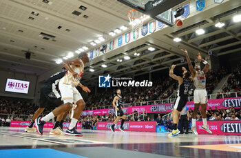 2024-10-05 - Aamir Simms of Umana Reyer Venezia in action during the match between Dolomiti Energia Trentino and Umana Reyer Venezia, regular season of LBA UnipolSai A1 Italian Basketball Championship 2024/2025 at il T Quotidiano Arena on October 5, 2024, Trento, Italy. - DOLOMITI ENERGIA TRENTINO VS UMANA REYER VENEZIA - ITALIAN SERIE A - BASKETBALL