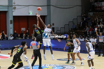 2024-10-06 - Tariq Owens (Vanoli Cremona) - VANOLI BASKET CREMONA VS UNAHOTELS REGGIO EMILIA - ITALIAN SERIE A - BASKETBALL