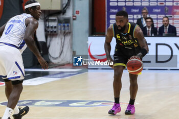 2024-10-06 - Corey Davis (Vanoli Cremona) - VANOLI BASKET CREMONA VS UNAHOTELS REGGIO EMILIA - ITALIAN SERIE A - BASKETBALL