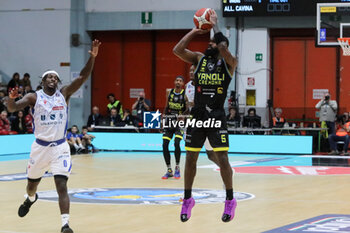 2024-10-06 - Corey Davis (Vanoli Cremona) - VANOLI BASKET CREMONA VS UNAHOTELS REGGIO EMILIA - ITALIAN SERIE A - BASKETBALL