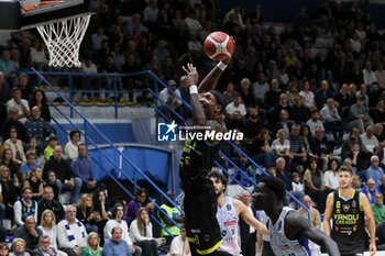 2024-10-06 - Tariq Owens (Vanoli Cremona) - VANOLI BASKET CREMONA VS UNAHOTELS REGGIO EMILIA - ITALIAN SERIE A - BASKETBALL