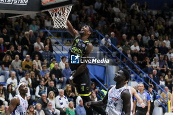 2024-10-06 - Tariq Owens (Vanoli Cremona) - VANOLI BASKET CREMONA VS UNAHOTELS REGGIO EMILIA - ITALIAN SERIE A - BASKETBALL