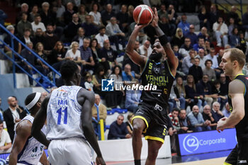 2024-10-06 - Corey Davis (Vanoli Cremona) - VANOLI BASKET CREMONA VS UNAHOTELS REGGIO EMILIA - ITALIAN SERIE A - BASKETBALL