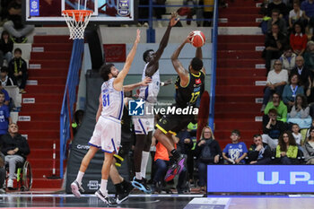 2024-10-06 - Trevor Lacey (Vanoli Cremona) - VANOLI BASKET CREMONA VS UNAHOTELS REGGIO EMILIA - ITALIAN SERIE A - BASKETBALL