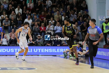 2024-10-06 - Trevor Lacey (Vanoli Cremona) - VANOLI BASKET CREMONA VS UNAHOTELS REGGIO EMILIA - ITALIAN SERIE A - BASKETBALL