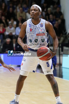 2024-10-06 - Cassius Winston (UnaHotels Reggio Emilia) - VANOLI BASKET CREMONA VS UNAHOTELS REGGIO EMILIA - ITALIAN SERIE A - BASKETBALL