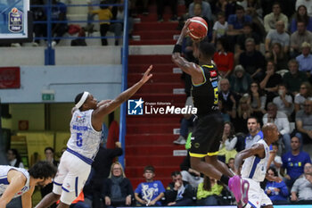 2024-10-06 - Corey Davis (Vanoli Cremona) - VANOLI BASKET CREMONA VS UNAHOTELS REGGIO EMILIA - ITALIAN SERIE A - BASKETBALL