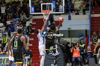 2024-10-06 - Paul Eboua (Vanoli Cremona) - VANOLI BASKET CREMONA VS UNAHOTELS REGGIO EMILIA - ITALIAN SERIE A - BASKETBALL