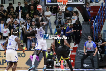 2024-10-06 - Corey Davis (Vanoli Cremona) - VANOLI BASKET CREMONA VS UNAHOTELS REGGIO EMILIA - ITALIAN SERIE A - BASKETBALL