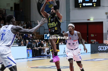 2024-10-06 - Corey Davis (Vanoli Cremona) - VANOLI BASKET CREMONA VS UNAHOTELS REGGIO EMILIA - ITALIAN SERIE A - BASKETBALL