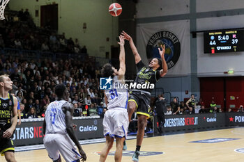 2024-10-06 - Tajion Jones (Vanoli Cremona) - VANOLI BASKET CREMONA VS UNAHOTELS REGGIO EMILIA - ITALIAN SERIE A - BASKETBALL