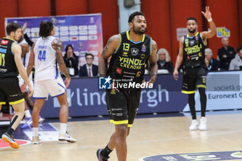 2024-10-06 - Trevor Lacey (Vanoli Cremona) - VANOLI BASKET CREMONA VS UNAHOTELS REGGIO EMILIA - ITALIAN SERIE A - BASKETBALL