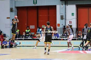 2024-10-06 - Trevor Lacey (Vanoli Cremona) - VANOLI BASKET CREMONA VS UNAHOTELS REGGIO EMILIA - ITALIAN SERIE A - BASKETBALL