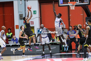 2024-10-06 - Trevor Lacey (Vanoli Cremona) - VANOLI BASKET CREMONA VS UNAHOTELS REGGIO EMILIA - ITALIAN SERIE A - BASKETBALL