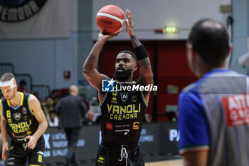 2024-10-06 - Corey Davis (Vanoli Cremona) - VANOLI BASKET CREMONA VS UNAHOTELS REGGIO EMILIA - ITALIAN SERIE A - BASKETBALL