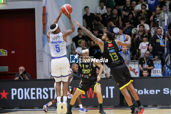 2024-10-06 - Cassius Winston (UnaHotels Reggio Emilia) - VANOLI BASKET CREMONA VS UNAHOTELS REGGIO EMILIA - ITALIAN SERIE A - BASKETBALL