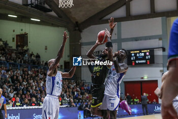 2024-10-06 - Corey Davis (Vanoli Cremona) - VANOLI BASKET CREMONA VS UNAHOTELS REGGIO EMILIA - ITALIAN SERIE A - BASKETBALL