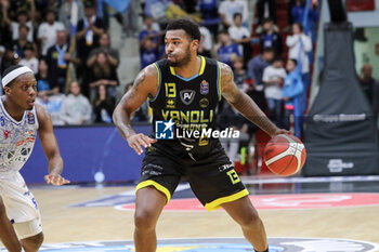 2024-10-06 - Trevor Lacey (Vanoli Cremona) - VANOLI BASKET CREMONA VS UNAHOTELS REGGIO EMILIA - ITALIAN SERIE A - BASKETBALL