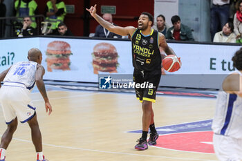 2024-10-06 - Trevor Lacey (Vanoli Cremona) - VANOLI BASKET CREMONA VS UNAHOTELS REGGIO EMILIA - ITALIAN SERIE A - BASKETBALL