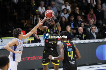 2024-10-06 - Corey Davis (Vanoli Cremona) - VANOLI BASKET CREMONA VS UNAHOTELS REGGIO EMILIA - ITALIAN SERIE A - BASKETBALL