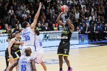 2024-10-06 - Corey Davis (Vanoli Cremona) - VANOLI BASKET CREMONA VS UNAHOTELS REGGIO EMILIA - ITALIAN SERIE A - BASKETBALL