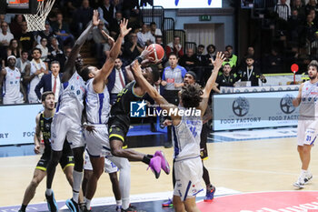 2024-10-06 - Corey Davis (Vanoli Cremona) - VANOLI BASKET CREMONA VS UNAHOTELS REGGIO EMILIA - ITALIAN SERIE A - BASKETBALL