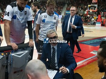 2024-10-06 - Head Coach Walter De Raffaele Bertram Derthona Tortona during the LBA Italy Championship match between Openjobmetis Varese vs Bertram Derthona Tortona , in Varese, Italy, on October 5, 2024 - OPENJOBMETIS VARESE VS BERTRAM DERTHONA TORTONA - ITALIAN SERIE A - BASKETBALL