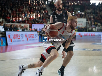 2024-10-06 - 04 Niccolo Mannion Openjobmetis Varese and 02 Tommy Kuhse Bertram Derthona Tortona during the LBA Italy Championship match between Openjobmetis Varese vs Bertram Derthona Tortona , in Varese, Italy, on October 5, 2024 - OPENJOBMETIS VARESE VS BERTRAM DERTHONA TORTONA - ITALIAN SERIE A - BASKETBALL