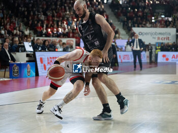 2024-10-06 - 04 Niccolo Mannion Openjobmetis Varese and 02 Tommy Kuhse Bertram Derthona Tortona during the LBA Italy Championship match between Openjobmetis Varese vs Bertram Derthona Tortona , in Varese, Italy, on October 5, 2024 - OPENJOBMETIS VARESE VS BERTRAM DERTHONA TORTONA - ITALIAN SERIE A - BASKETBALL