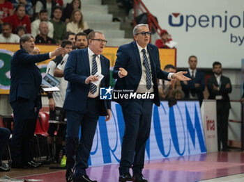 2024-10-06 - Head Coach Walter De Raffaele Bertram Derthona Tortona during the LBA Italy Championship match between Openjobmetis Varese vs Bertram Derthona Tortona , in Varese, Italy, on October 5, 2024 - OPENJOBMETIS VARESE VS BERTRAM DERTHONA TORTONA - ITALIAN SERIE A - BASKETBALL