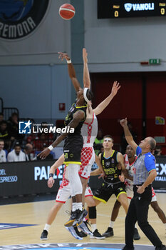 2024-10-13 - Tariq Owens (Vanoli Cremona) - VANOLI BASKET CREMONA VS ESTRA PISTOIA - ITALIAN SERIE A - BASKETBALL