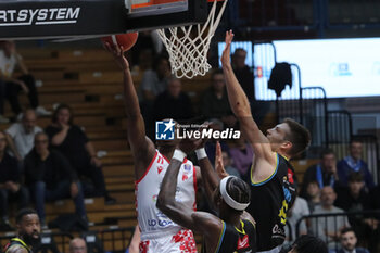 2024-10-13 - Michael Forrest (Estra Pistoia) - VANOLI BASKET CREMONA VS ESTRA PISTOIA - ITALIAN SERIE A - BASKETBALL