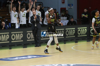 2024-10-13 - Tariq Owens (Vanoli Cremona) - VANOLI BASKET CREMONA VS ESTRA PISTOIA - ITALIAN SERIE A - BASKETBALL