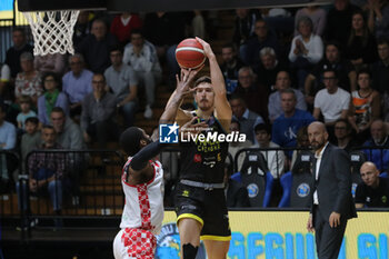 2024-10-13 - Stefan Nikolic (Vanoli Cremona) - VANOLI BASKET CREMONA VS ESTRA PISTOIA - ITALIAN SERIE A - BASKETBALL