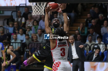 2024-10-13 - Corey Davis (Vanoli Cremona) - VANOLI BASKET CREMONA VS ESTRA PISTOIA - ITALIAN SERIE A - BASKETBALL