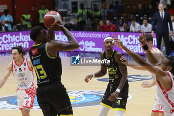 2024-10-13 - Trevor Lacey (Vanoli Cremona) - VANOLI BASKET CREMONA VS ESTRA PISTOIA - ITALIAN SERIE A - BASKETBALL