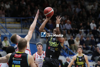 2024-10-13 - Phil Booth (Vanoli Cremona) - VANOLI BASKET CREMONA VS ESTRA PISTOIA - ITALIAN SERIE A - BASKETBALL