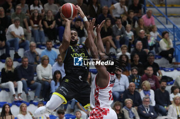 2024-10-13 - Phil Booth (Vanoli Cremona) - VANOLI BASKET CREMONA VS ESTRA PISTOIA - ITALIAN SERIE A - BASKETBALL