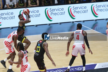 2024-10-13 - Corey Davis (Vanoli Cremona) - VANOLI BASKET CREMONA VS ESTRA PISTOIA - ITALIAN SERIE A - BASKETBALL