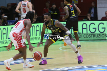 2024-10-13 - Corey Davis (Vanoli Cremona) - VANOLI BASKET CREMONA VS ESTRA PISTOIA - ITALIAN SERIE A - BASKETBALL