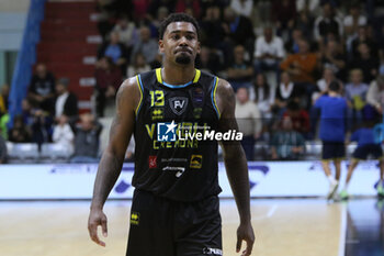 2024-10-13 - Trevor Lacey (Vanoli Cremona) - VANOLI BASKET CREMONA VS ESTRA PISTOIA - ITALIAN SERIE A - BASKETBALL