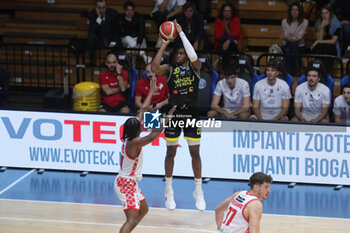 2024-10-13 - Corey Davis (Vanoli Cremona) - VANOLI BASKET CREMONA VS ESTRA PISTOIA - ITALIAN SERIE A - BASKETBALL