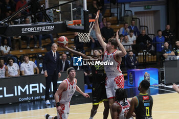 2024-10-13 - Trevor Lacey (Vanoli Cremona) - VANOLI BASKET CREMONA VS ESTRA PISTOIA - ITALIAN SERIE A - BASKETBALL