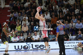 2024-10-13 - Karlis Silins (Estra Pistoia) - VANOLI BASKET CREMONA VS ESTRA PISTOIA - ITALIAN SERIE A - BASKETBALL