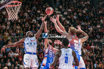 2024-10-12 - Battle for rebound - UNAHOTELS REGGIO EMILIA VS NUTRIBULLET TREVISO BASKET - ITALIAN SERIE A - BASKETBALL