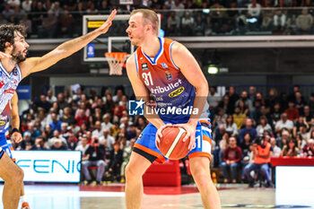 2024-10-12 - Osvaldas Olisevicius (Nutribullet TReviso) - UNAHOTELS REGGIO EMILIA VS NUTRIBULLET TREVISO BASKET - ITALIAN SERIE A - BASKETBALL